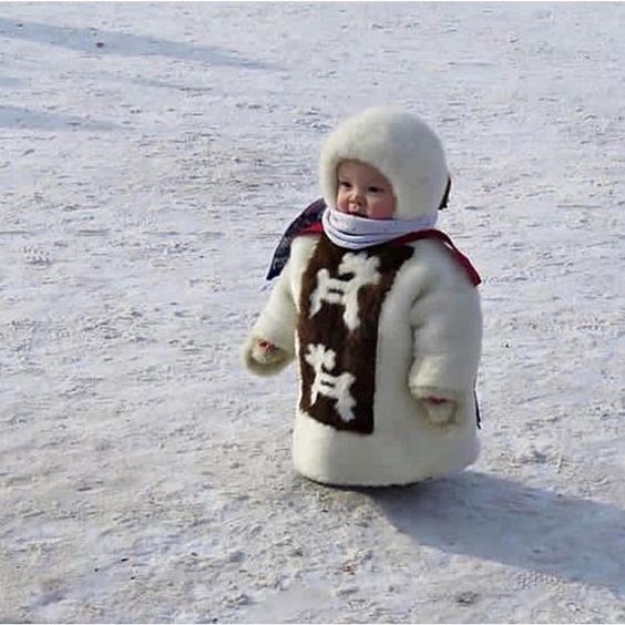 bebé vestido en invierno, muy gracioso