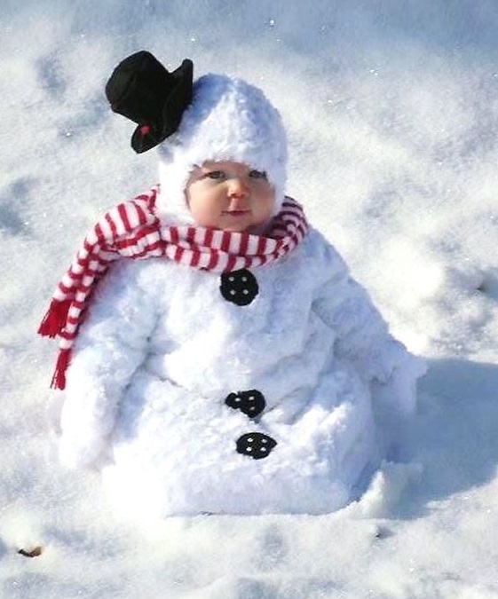 bebé difrazado de muñeco de nieve